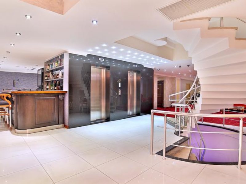 Lady Diana Hotel 161222