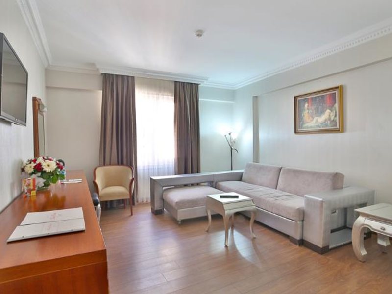 Lady Diana Hotel 161231