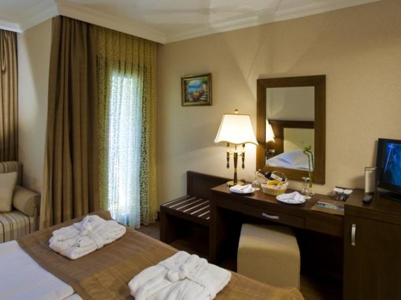 Latanya Park Resort  93904