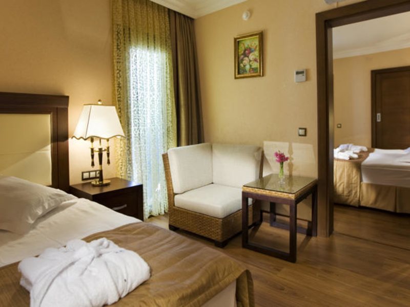 Latanya Park Resort  93909