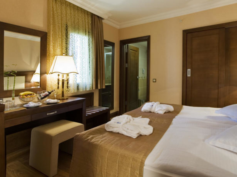 Latanya Park Resort  93912