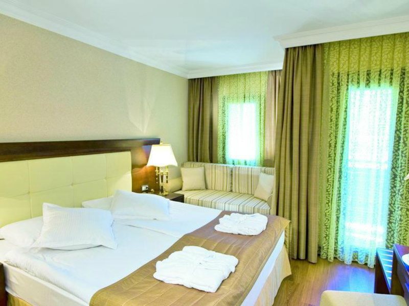 Latanya Park Resort  93918