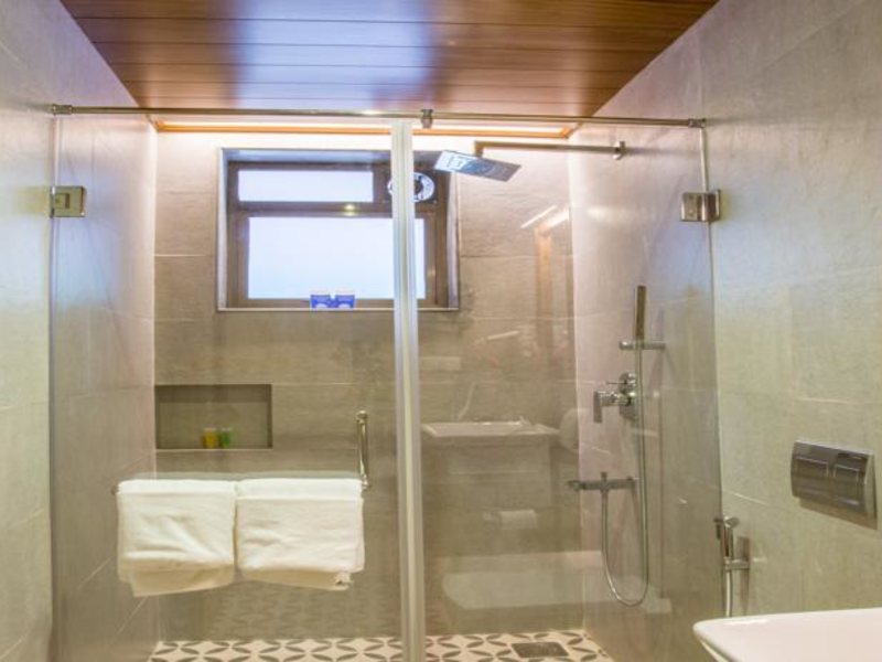 Lazy Lagoon Portico Suites  113640