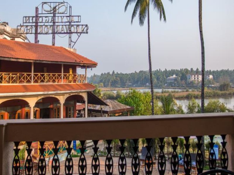 Lazy Lagoon Portico Suites  113643