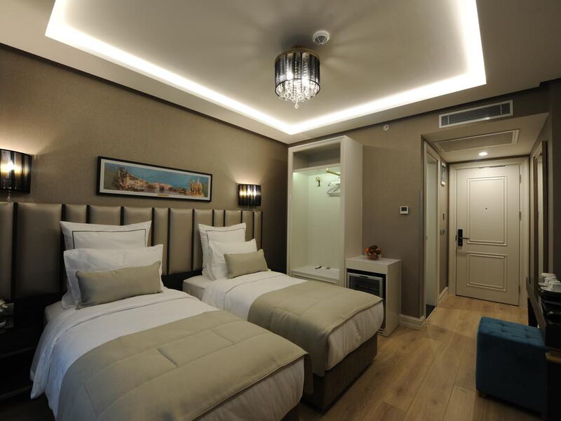 Le Petit Palace Hotel 242701