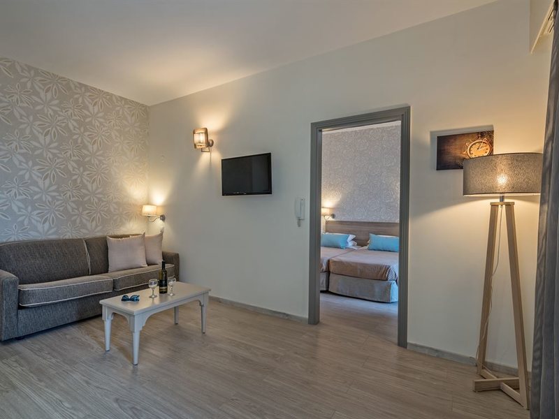 Lefkoniko Beach Icarus Suites 250816