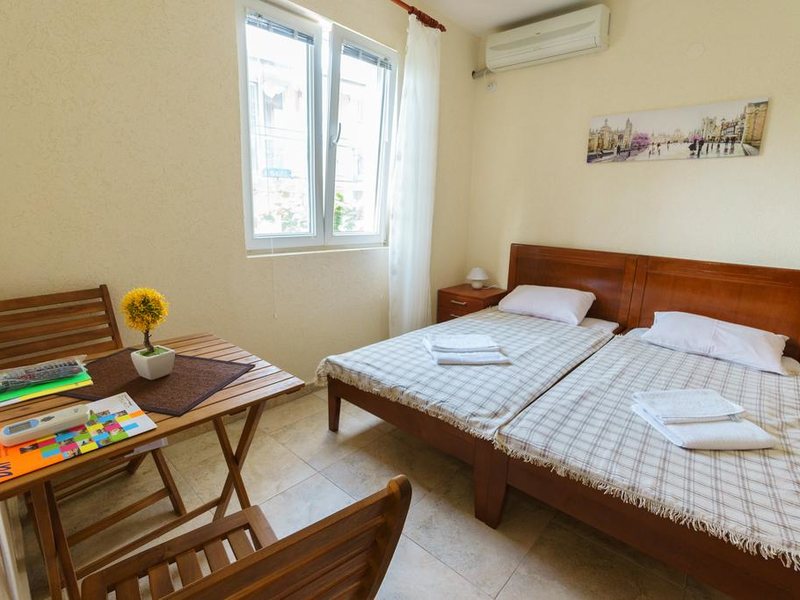 Lora Apartments 308237