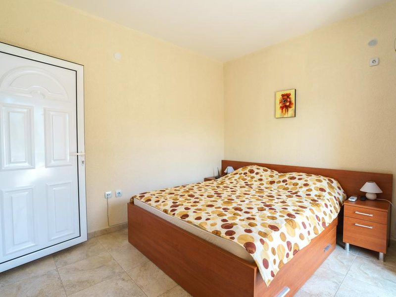 Lora Apartments 308248