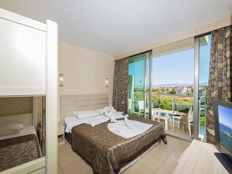 Lowe Hotel Side 277911