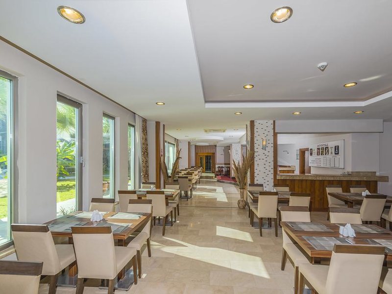 Lowe Hotel Side 277914