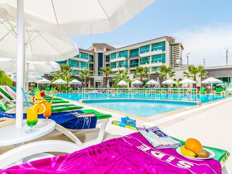 Lowe Hotel Side 277916