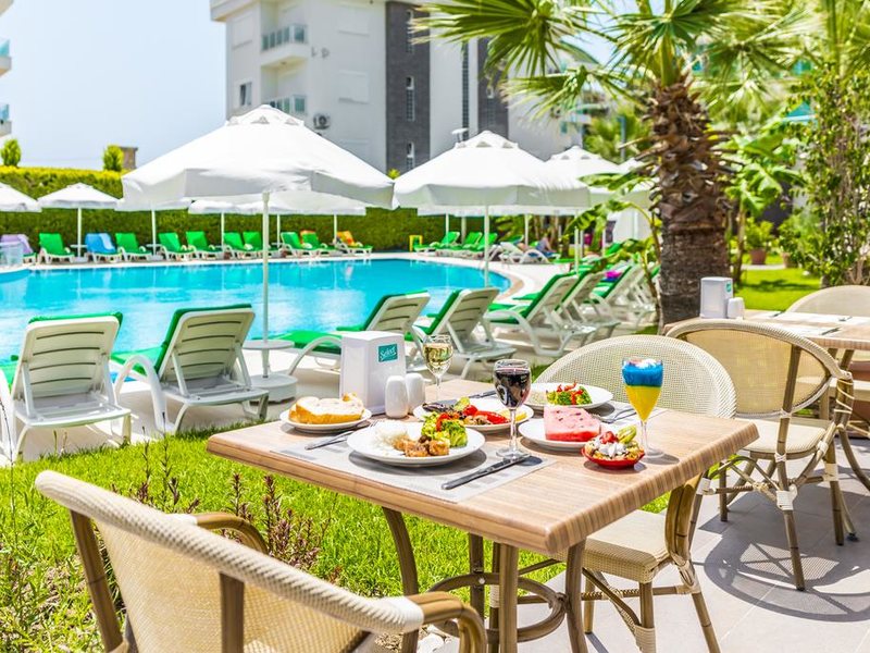 Lowe Hotel Side 277917