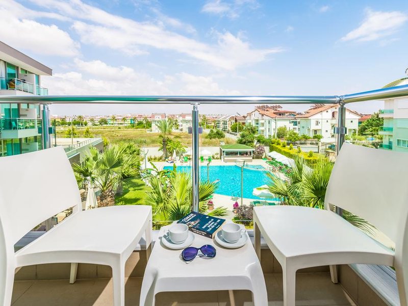 Lowe Hotel Side 277919