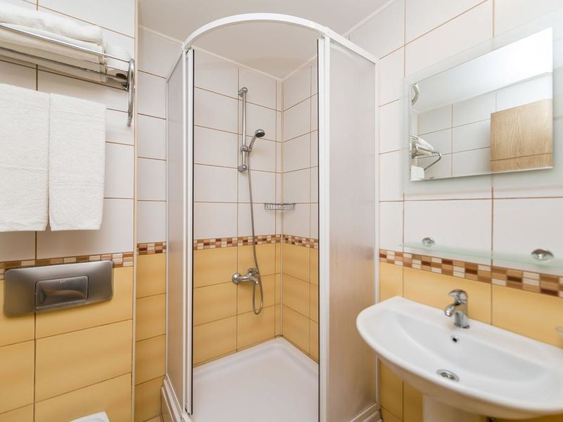 Lowe Hotel Side 277920