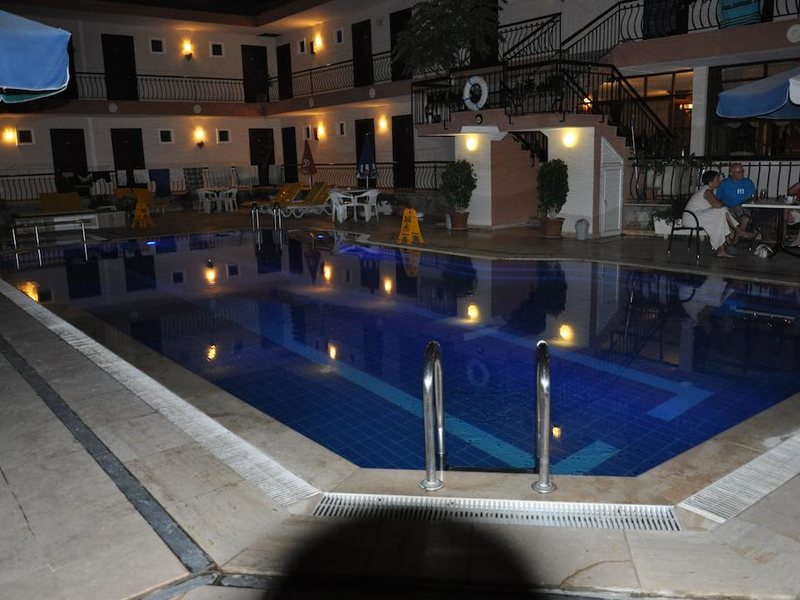 MG Moms Hotel 190489