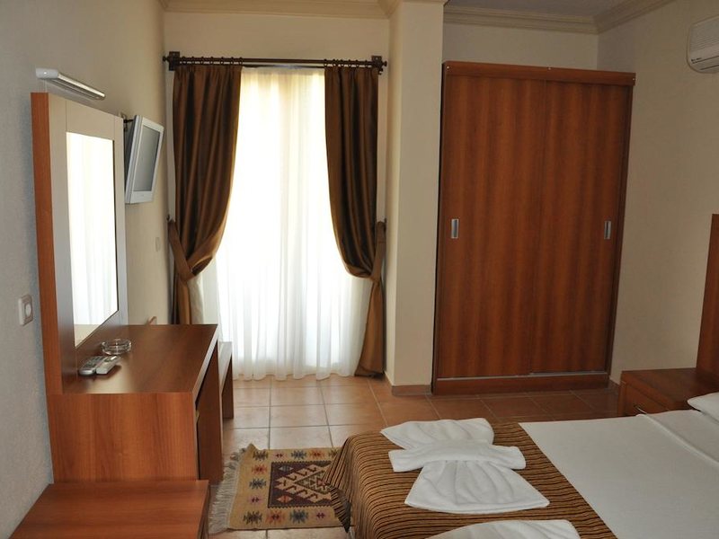 MG Moms Hotel 190490