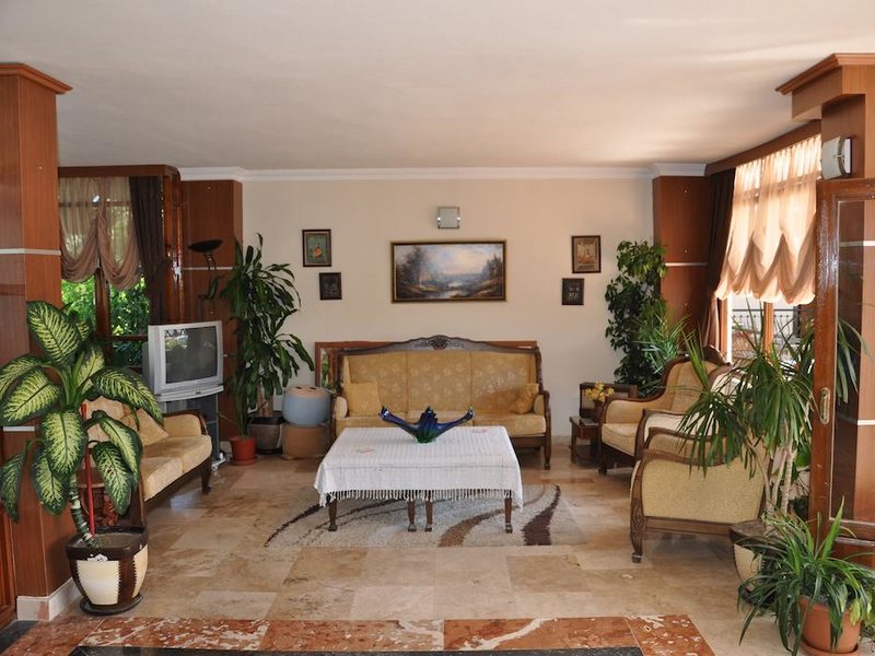 MG Moms Hotel 190493