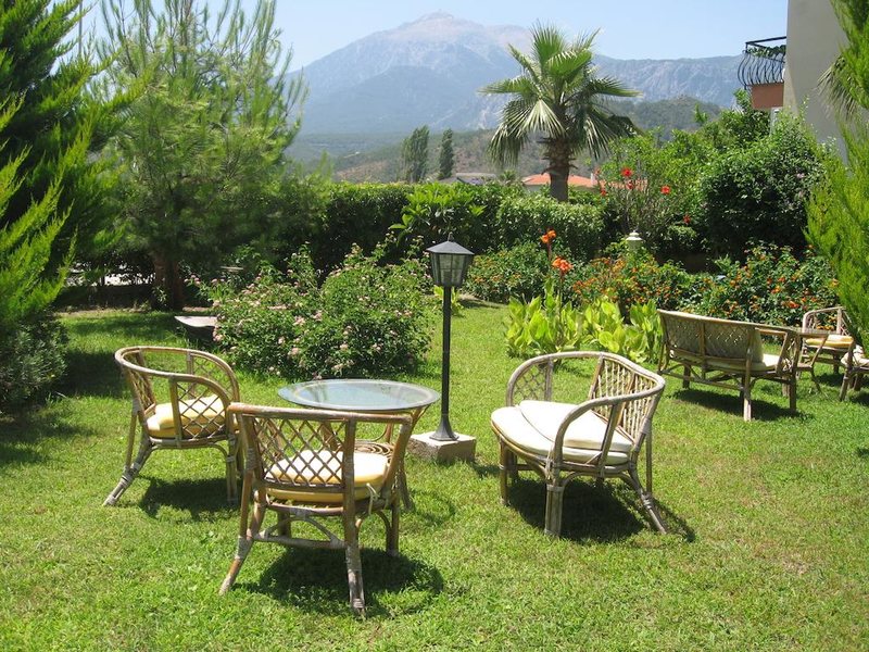 MG Moms Hotel 190495