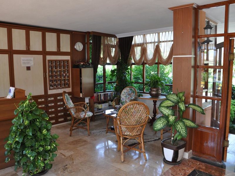 MG Moms Hotel 190496