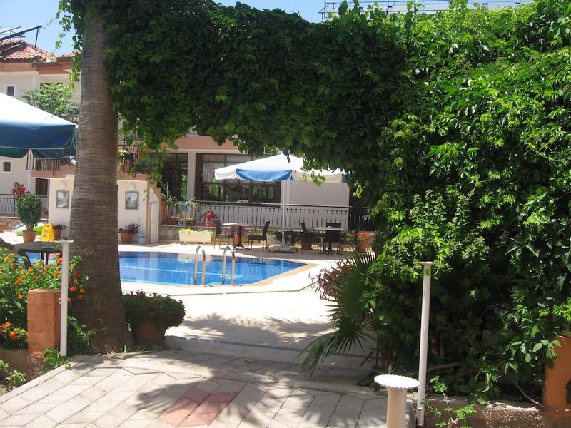 MG Moms Hotel 190497