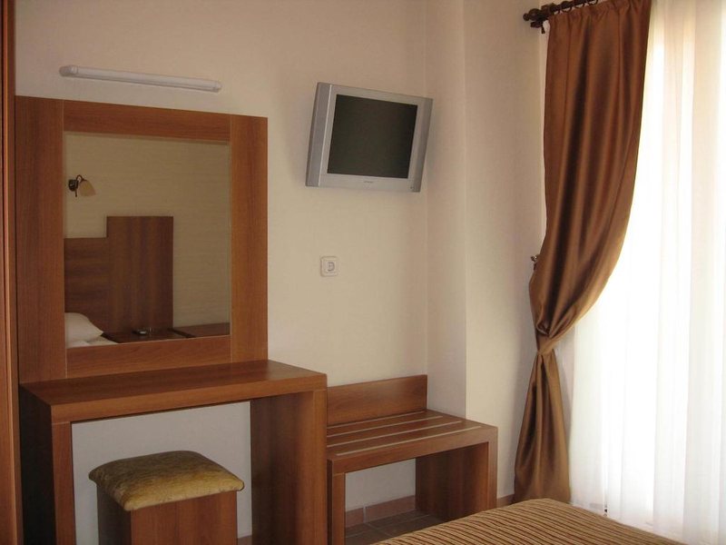 MG Moms Hotel 190498