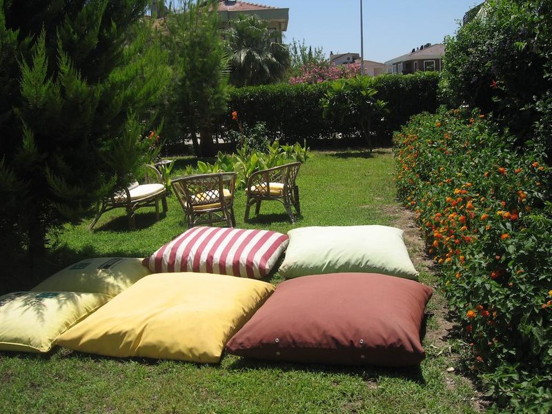 MG Moms Hotel 190499