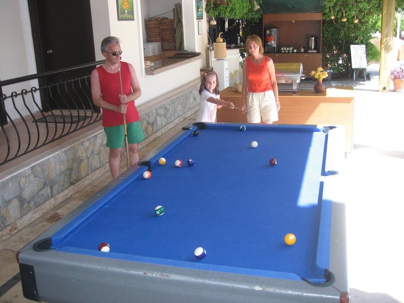 MG Moms Hotel 190500