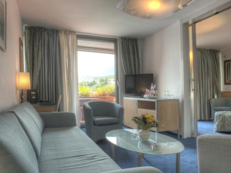 Maestral Resort & Casino  75198