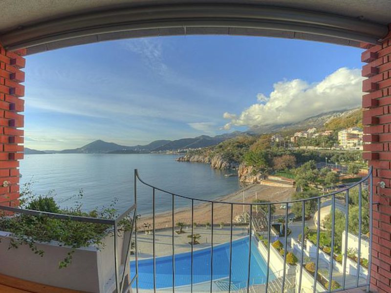 Maestral Resort & Casino  75200