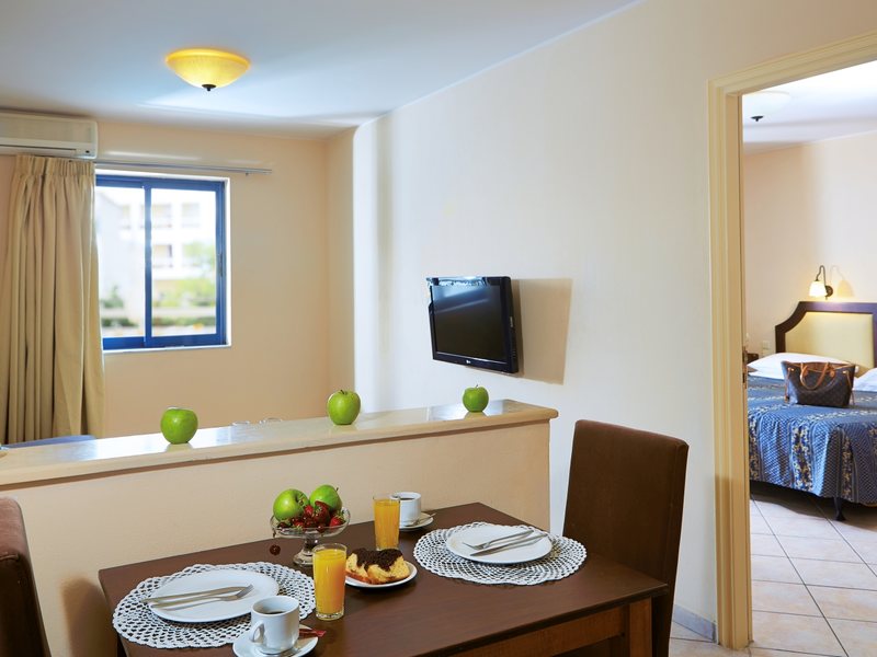 Manos Maria Hotel & Apartments  77668