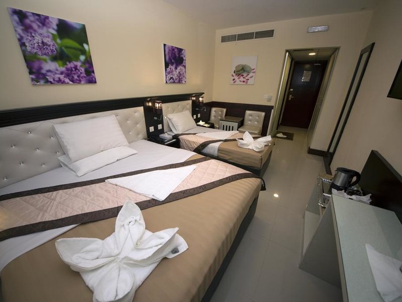 Mariana Hotel 300911