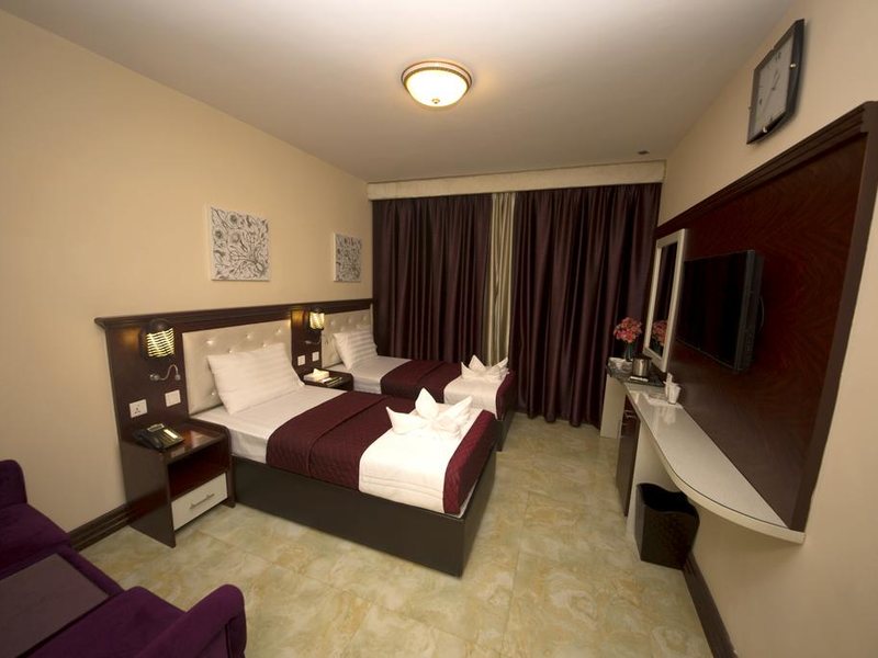 Mariana Hotel 300918