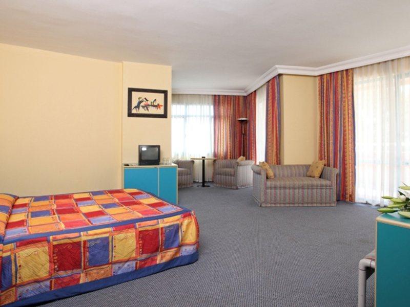 Merlin Beach Park Hotel  43956