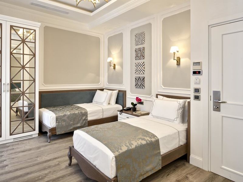 Mirrors Hotel 272398