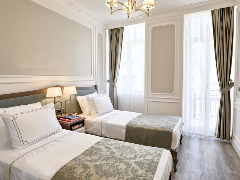 Mirrors Hotel 272400