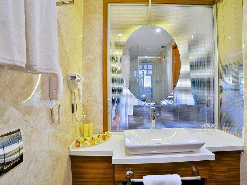 Momento Golden Horn Hotel 302024