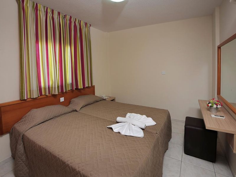 Nelia Gardens 206375