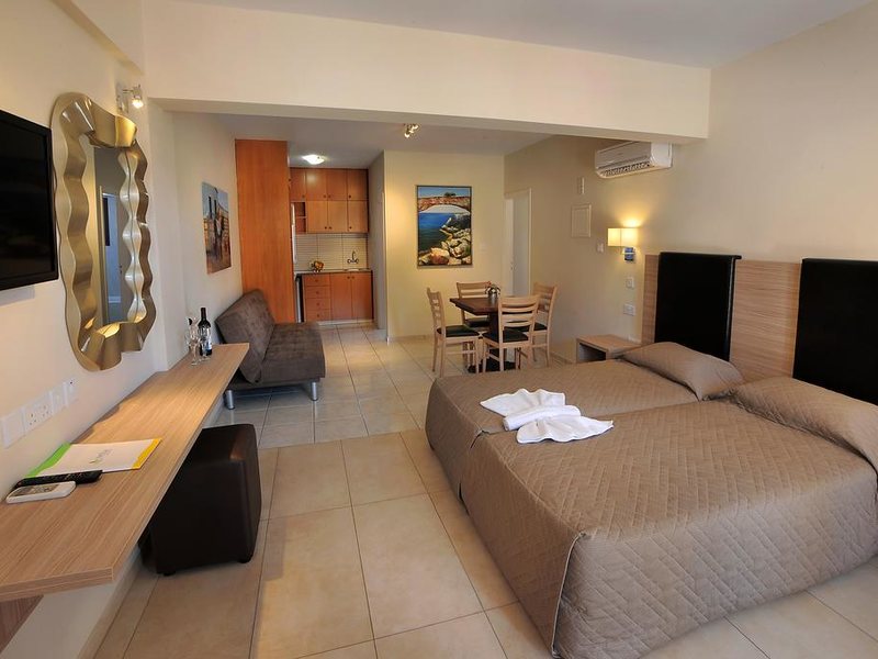 Nelia Gardens 206383