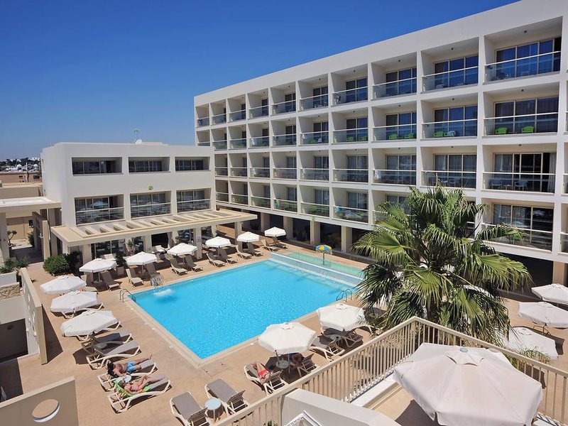 Nelia Gardens 206390