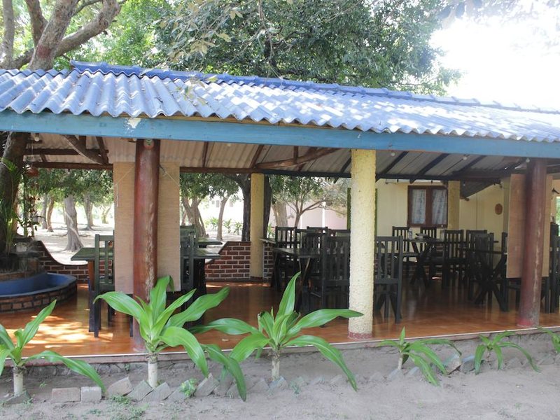 Nilaveli Crystal Blue Hotel 108128