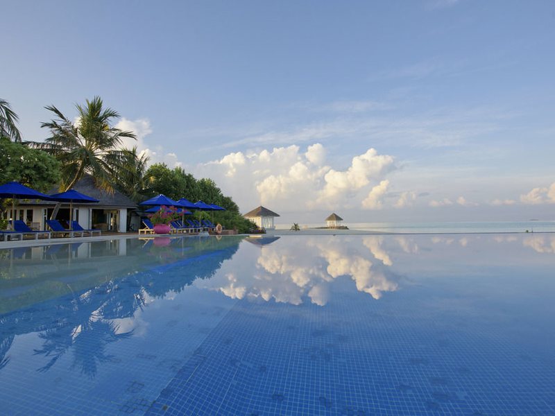 Olhuveli Beach & Spa Resort 136000