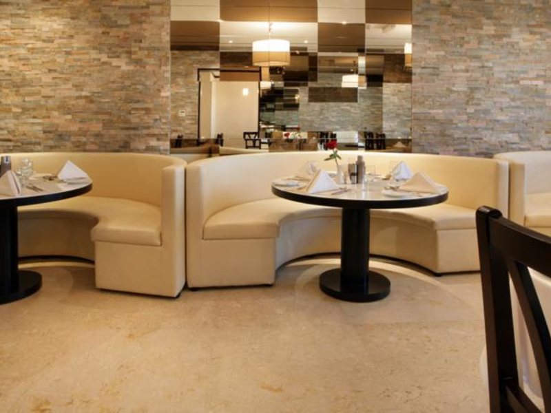 Ramada Hotel & Suites 53906