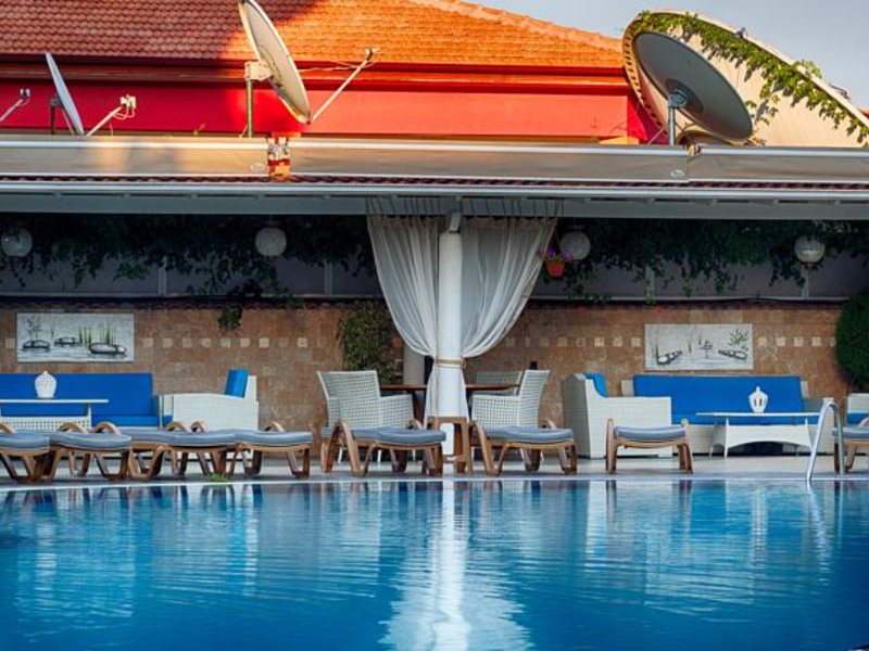 Romance Beach Hotel 100412