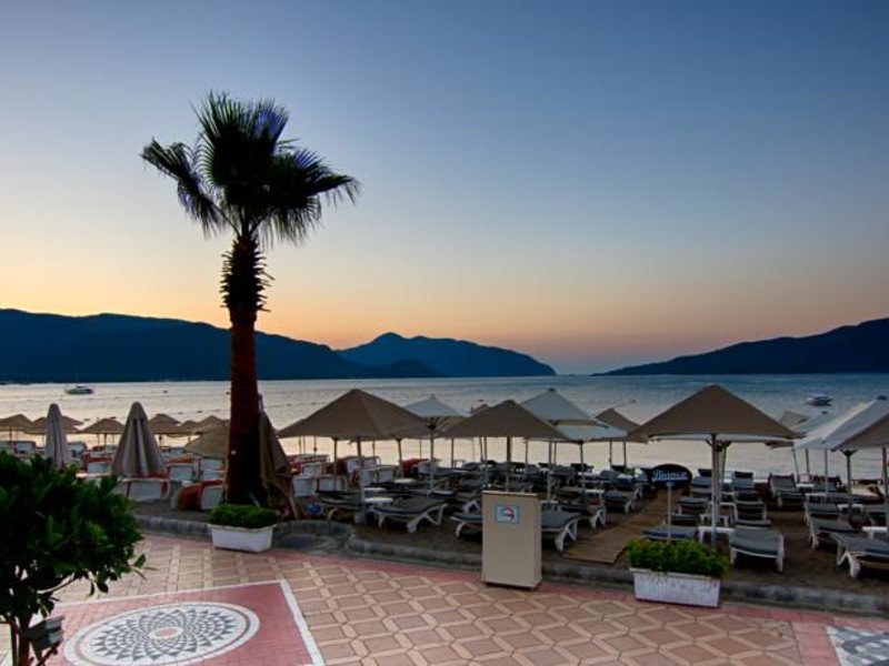 Romance Beach Hotel 100420