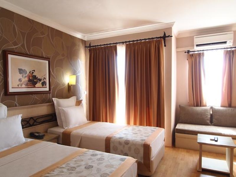 Romance Beach Hotel 100423