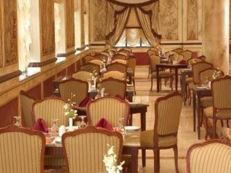 Royal Ascot Hotel 49070