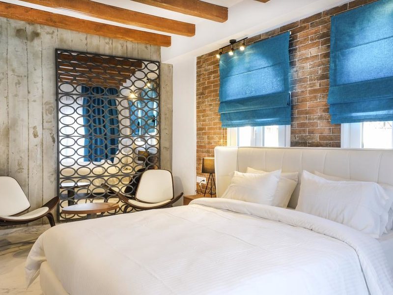 Royal Hotel and Suites 289558