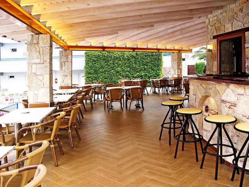 Royal Hotel and Suites 289560