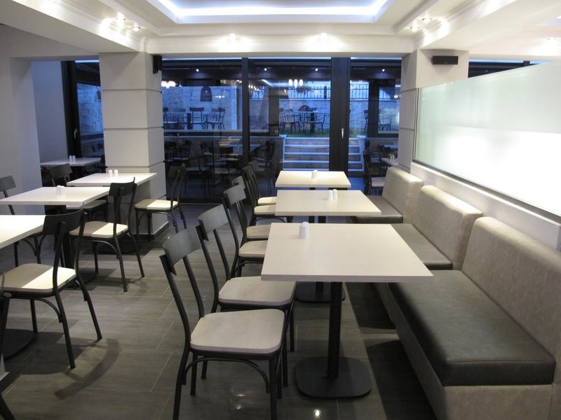 Royal Hotel and Suites 289571