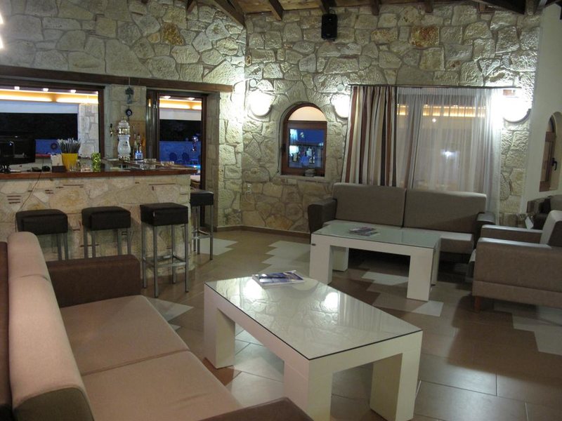 Royal Hotel and Suites 289573